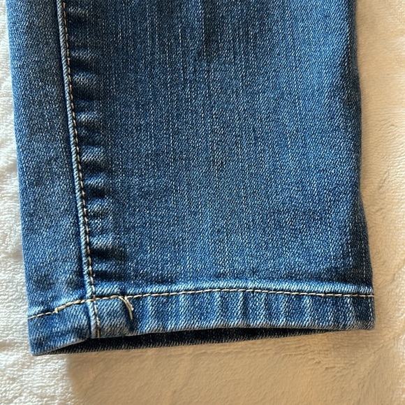 d. Jeans - Picture 4 of 11